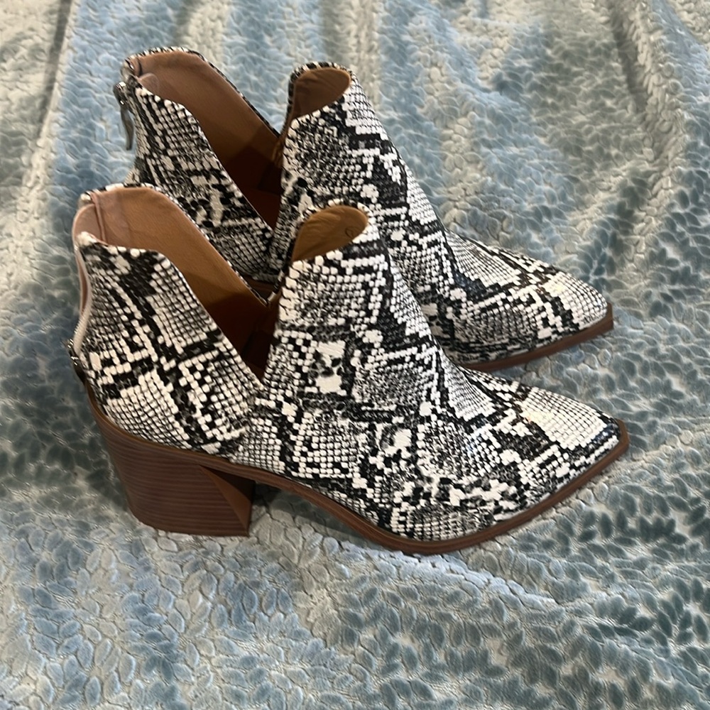 ZBYY Womens Ankle Boots - never worn
